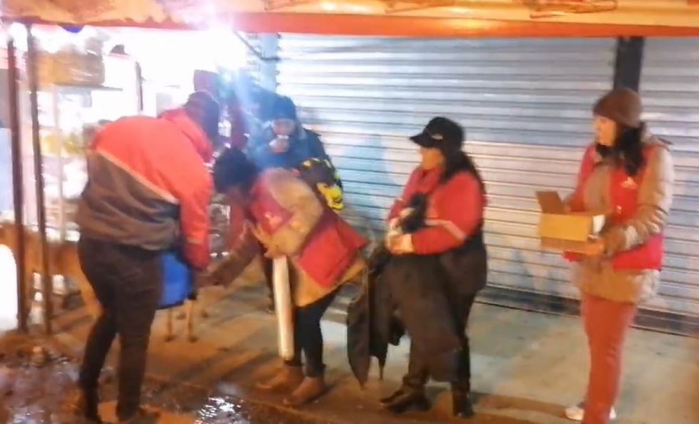 Personal municipal brindó ayuda a ciudadanos vulnerables por el frío en Tarija