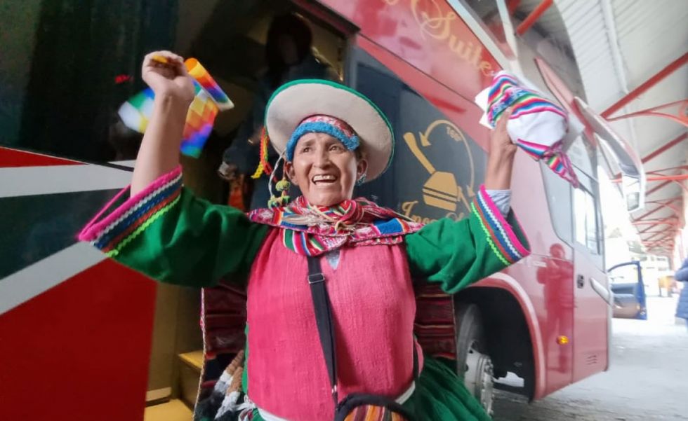 Patty llega desde Perú y denuncia discriminación por ser mujer de pollera