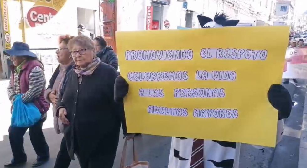 Adultos marchan para exigir respeto en Tarija