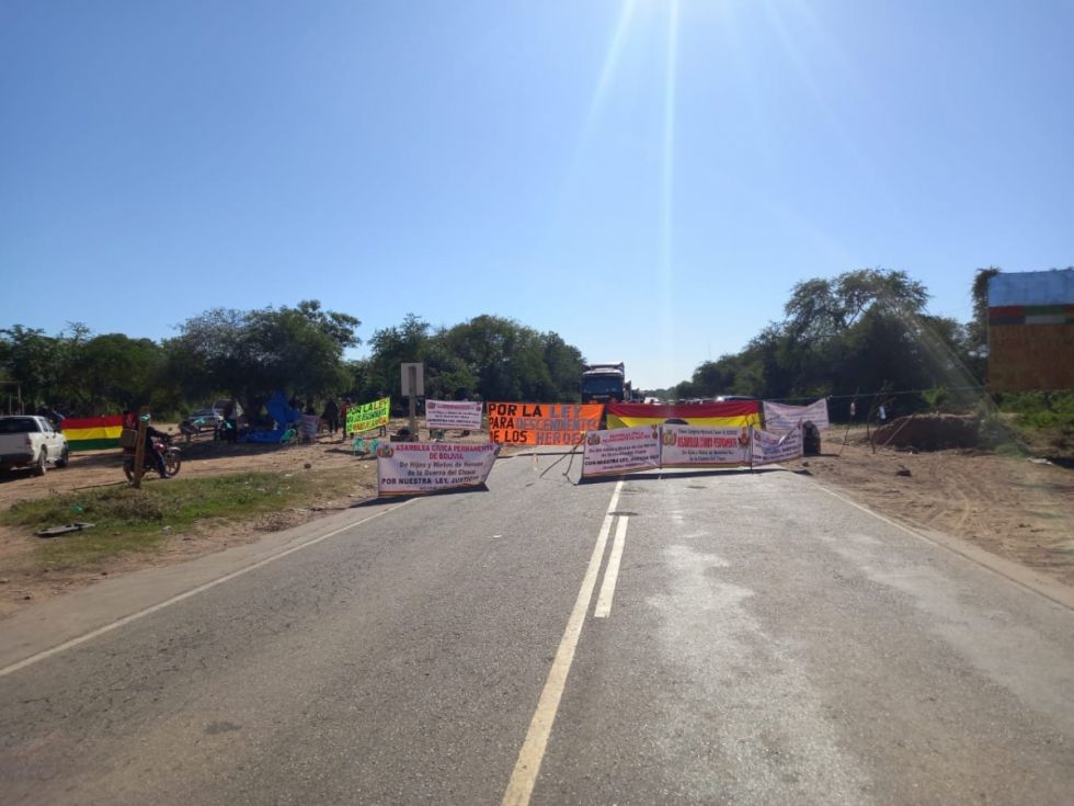 Hijos y nietos de beneméritos de la Guerra del Chaco bloquean la carretera 9 en Villa Montes