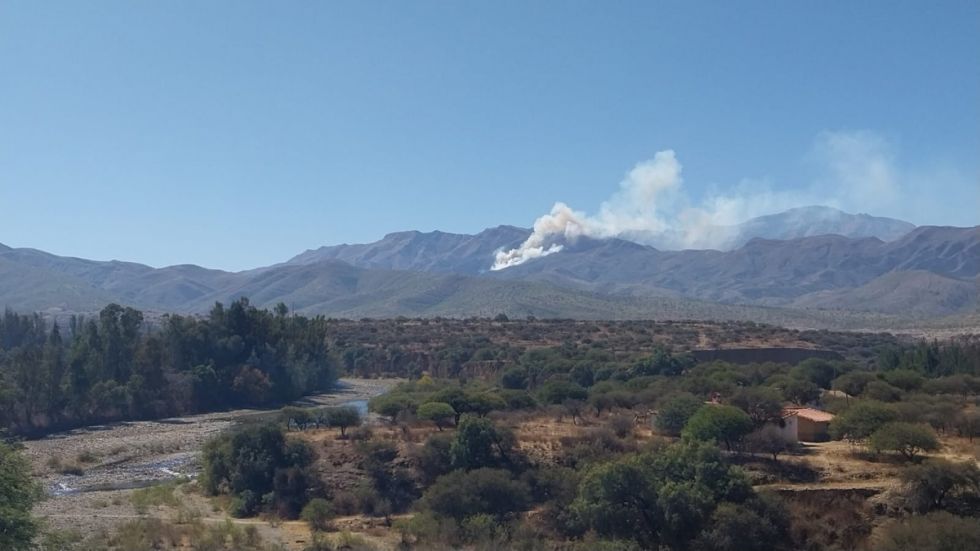 Incendio controlado en la serranía de Alto Grande, Méndez, Tarija