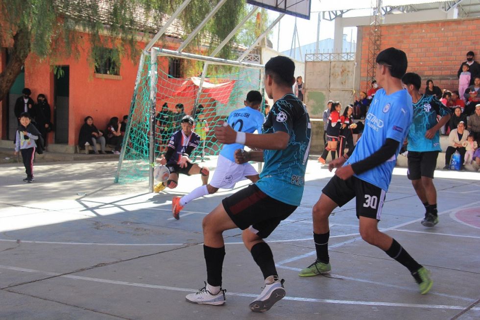 Los equipos se dan con todo en el partido final