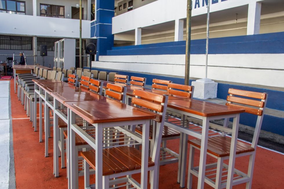 El Colegio Nacional San Luis recibe mobiliario nuevo