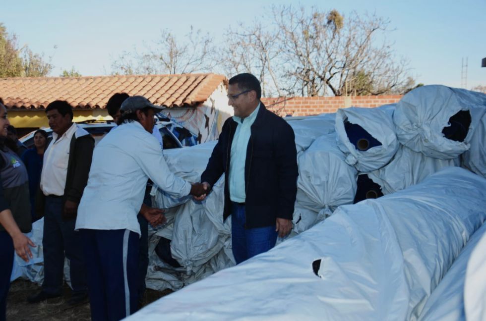 Gobernación entregó rollos de malla antigranizo del Prosol