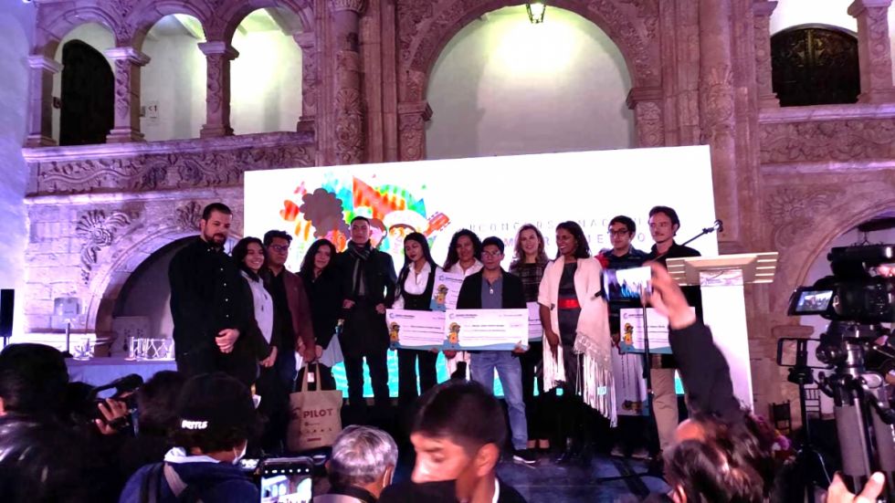 Premian a los 9 ganadores del II concurso literario sobre el racismo organizado por el Banco Mundial en Bolivia
