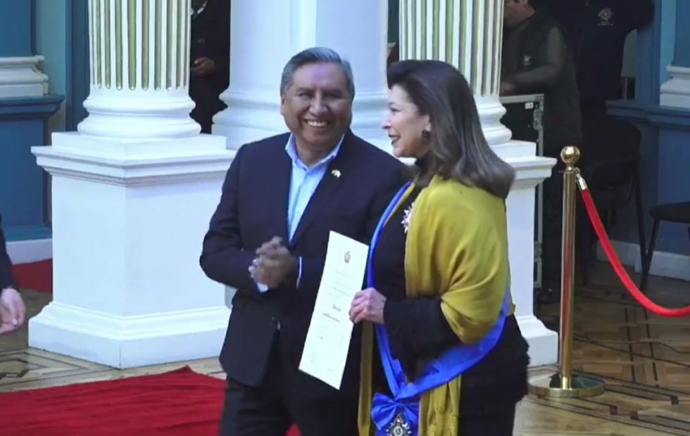 Gobierno condecora a la Embajadora de México que dio asilo a exautoridades en 2019