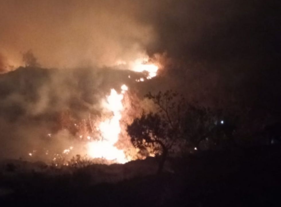 Bomberos y voluntarios intentan controlar un incendio en Pampa Redonda 