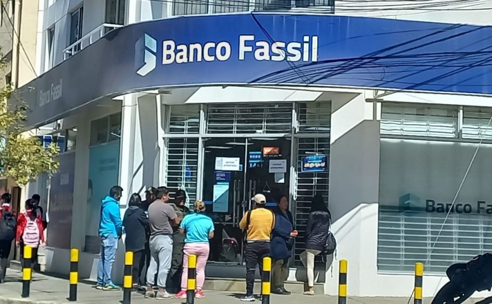 Trabajadores del Banco Fassil  en Tarija aguardan por su liquidación