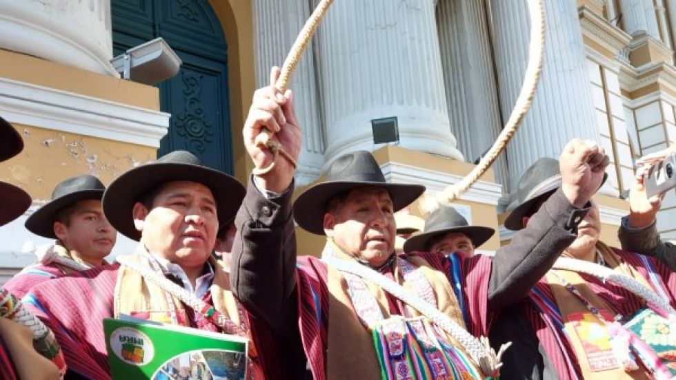 Campesinos amenazan con chicotear a los “traidores”