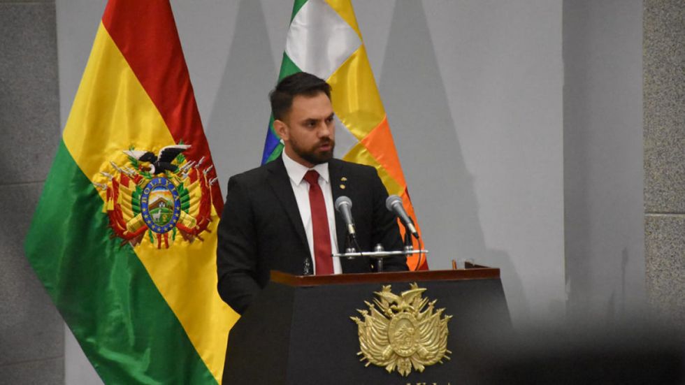 Arce restituye a Del Castillo y desafía al MAS de Evo