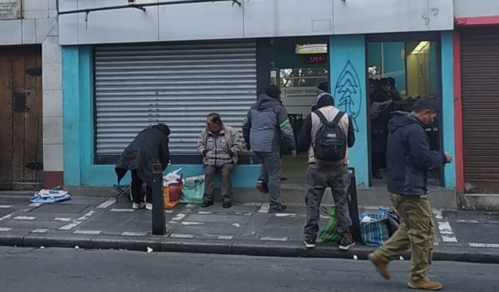 ‘Es un día triste’, los canillitas muestran preocupación por el cierre de Página Siete  