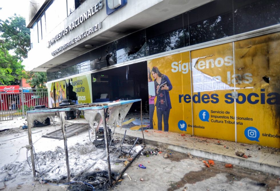 Policía detiene a segundo implicado en quema de gerencia de Impuestos en Santa Cruz