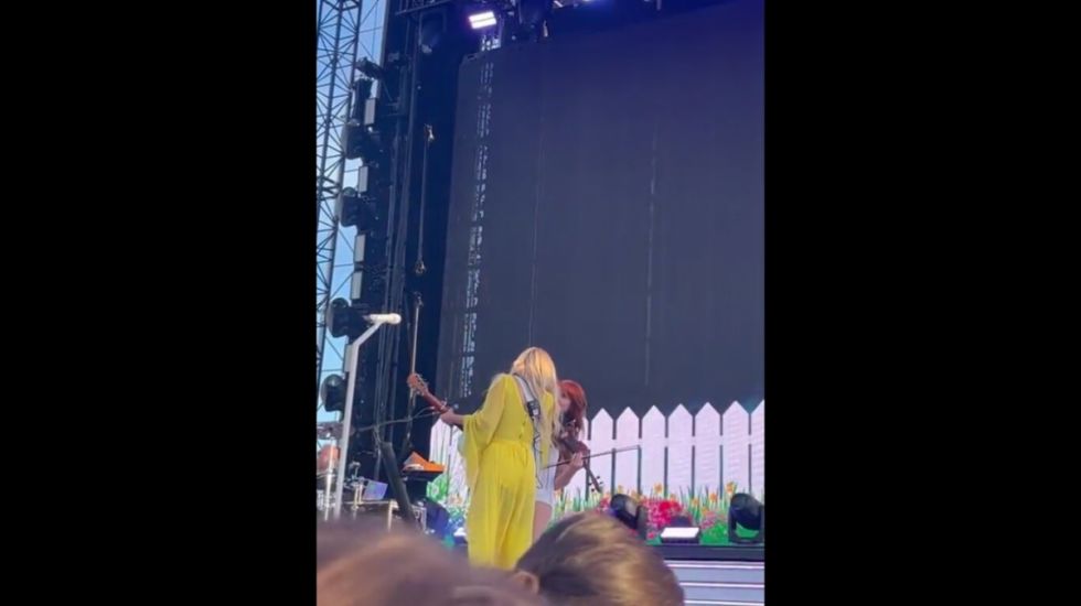 Golpean a una artista en la cara con un objeto lanzado por un fan en medio de una presentación (VIDEO)