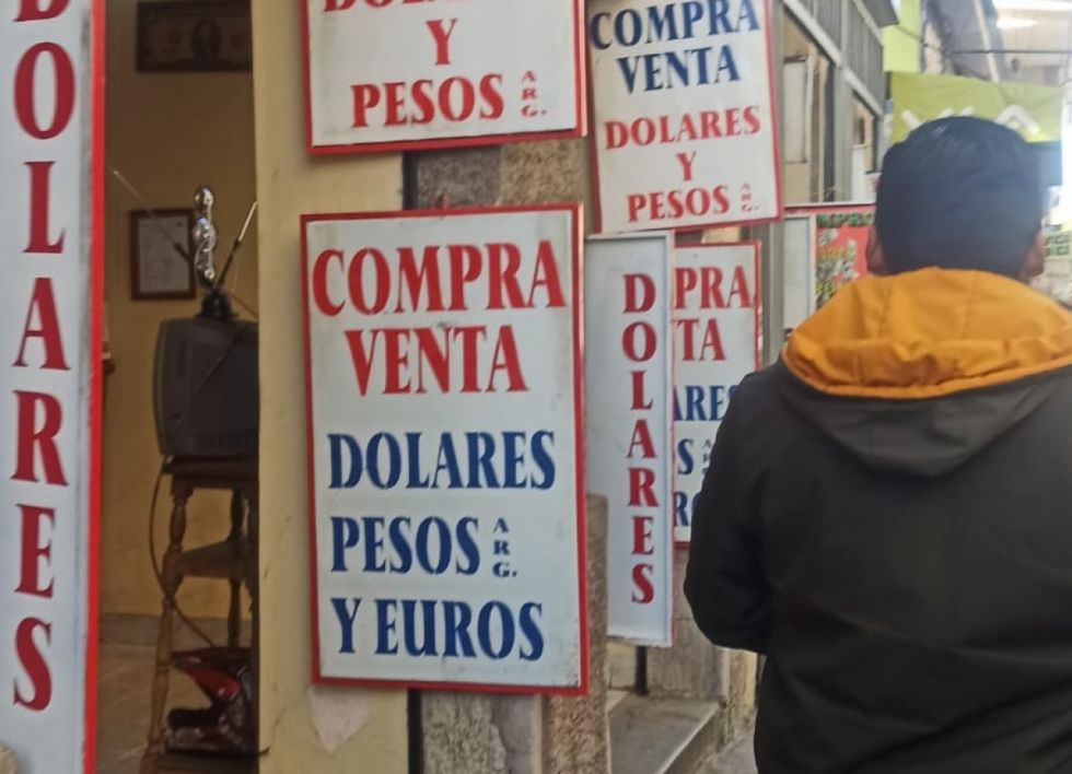 Sigue la escasez, el “dólar blue” se instala en la economía nacional