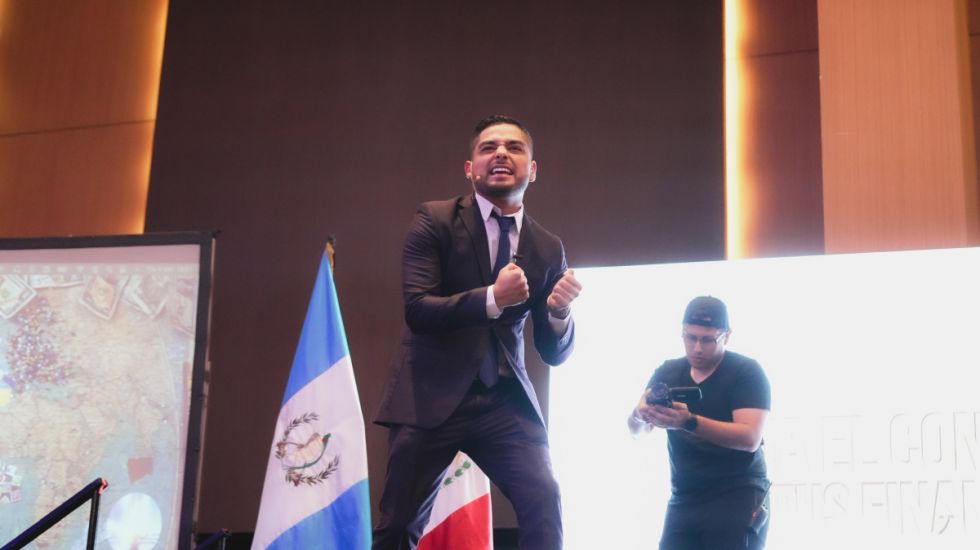 En acción.