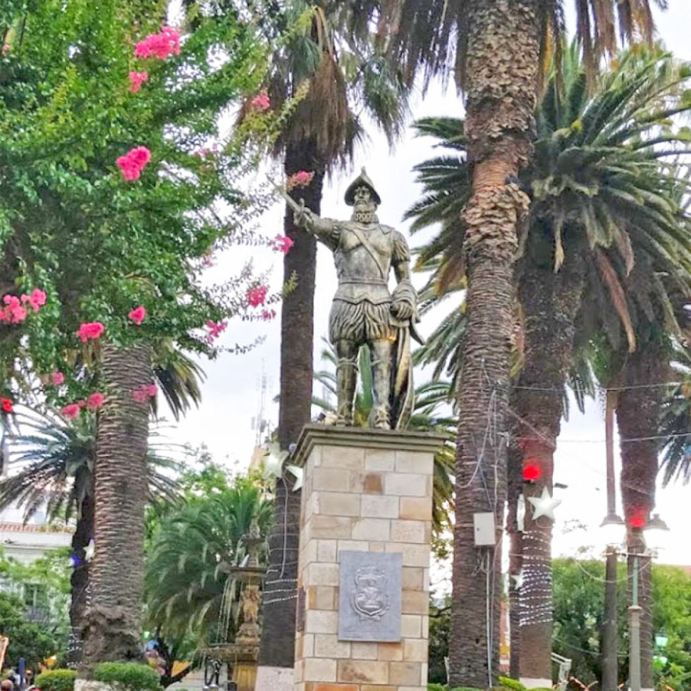 Estatua de Luis de Fuentes en la plaza principal de Tarija, que lleva su nombre