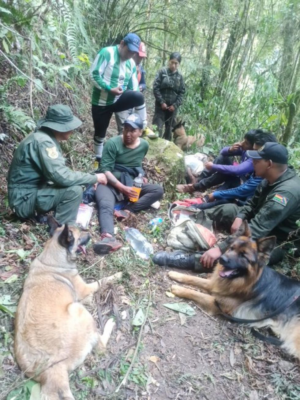 Canes de la Policía encuentran con vida a Jhonatan Díaz, desaparecido en los Yungas