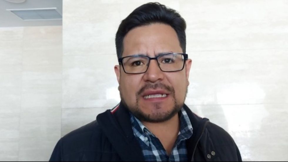 Llaman “zánganos burócratas” a ministros de Arce