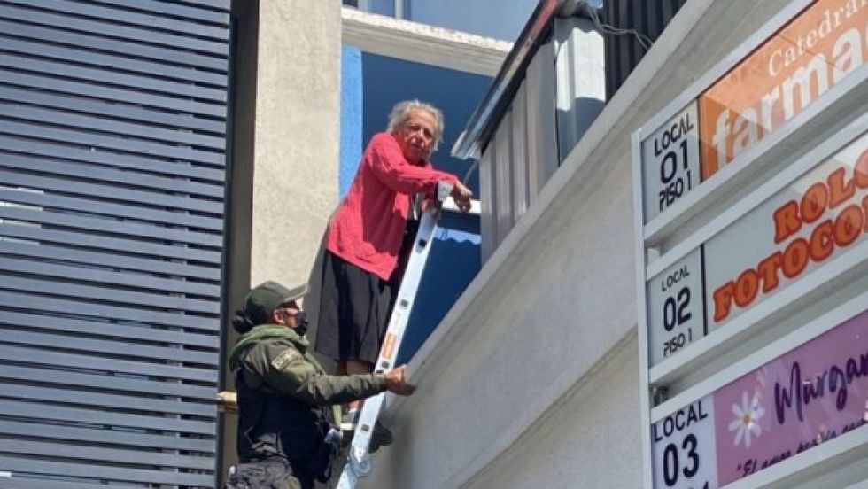 Carvajal logra ingresar a la terraza de la APDHB con una escalera, sede tomada por afines al MAS