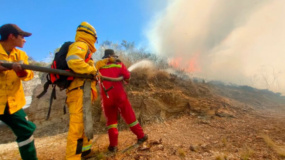Defensa Civil moviliza efectivos militares para contener el incendio en Pajchani Tarija