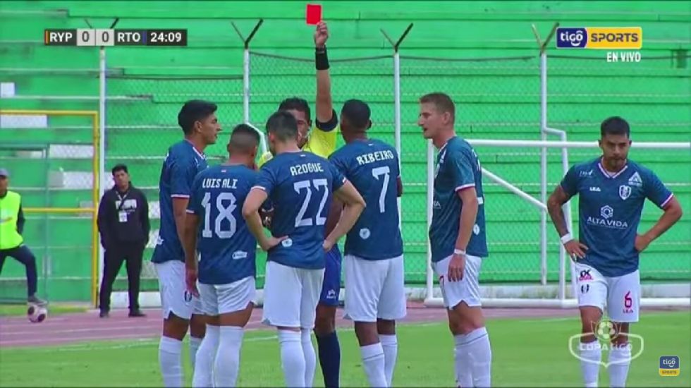 Así fue la expulsión de Pedro Azogue en la derrota ante Royal Pari