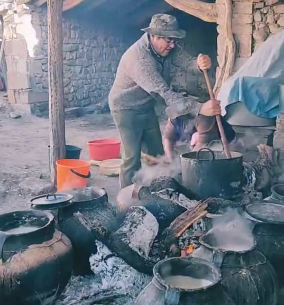 Párroco de Tarija muestra sus habilidades al preparar la tradicional chicha 