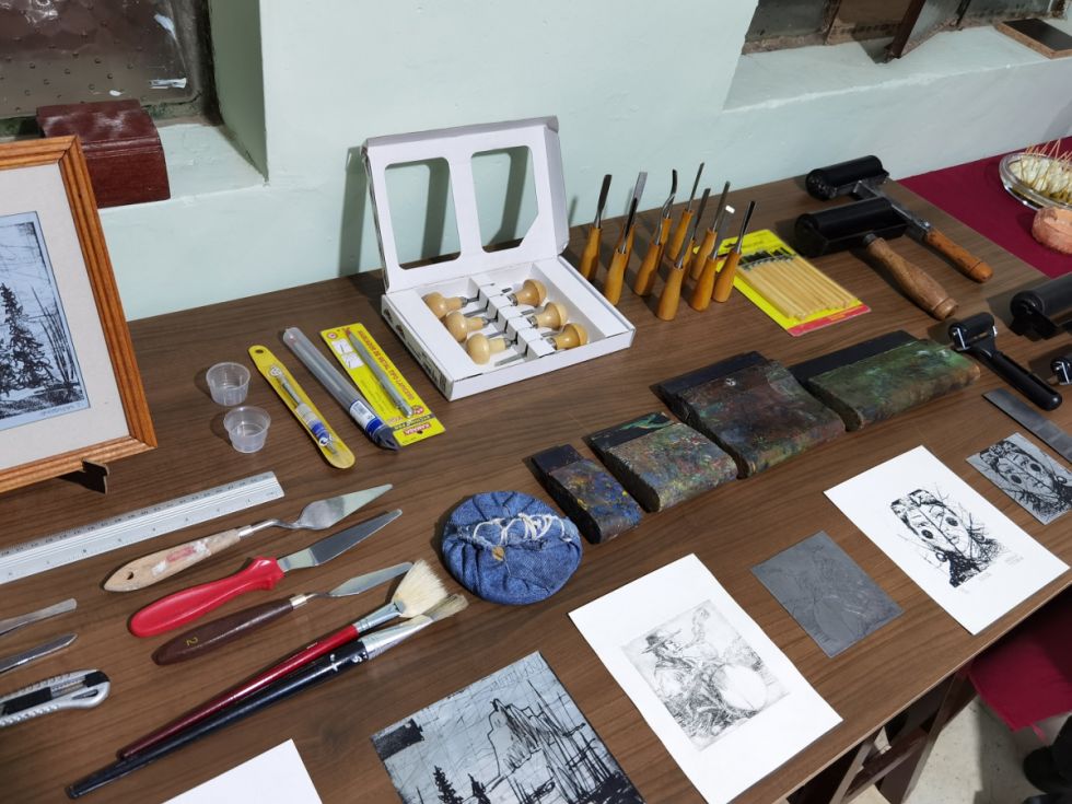 Algunas herramientas y materiales de las técnicas de grabado.