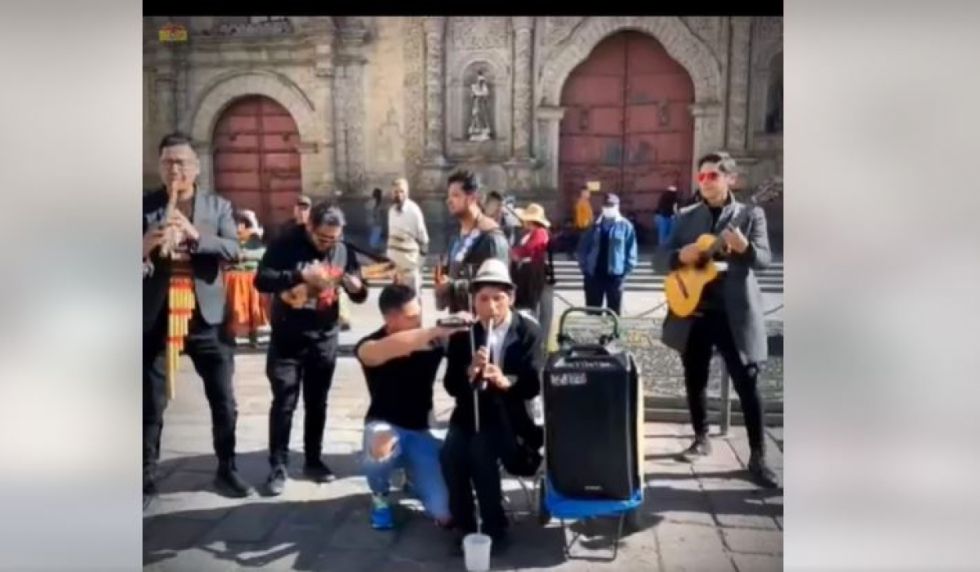 Grupo Chila Jatun sorprende a cantante no vidente en La Paz (Video)