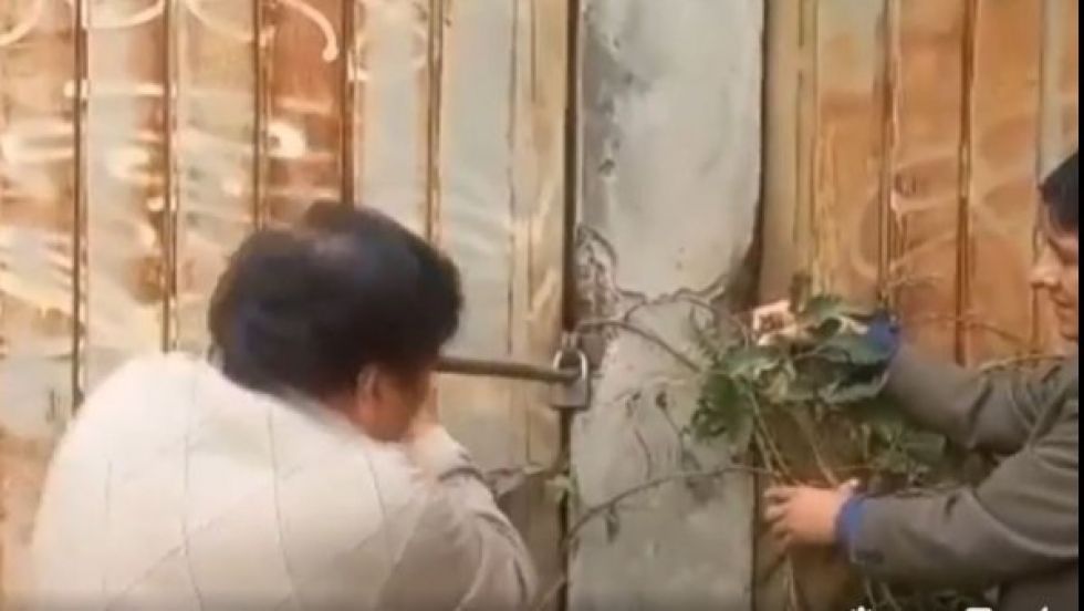 Diputado del MAS verifica abandono de un coliseo construido bajo el programa 'Evo cumple'