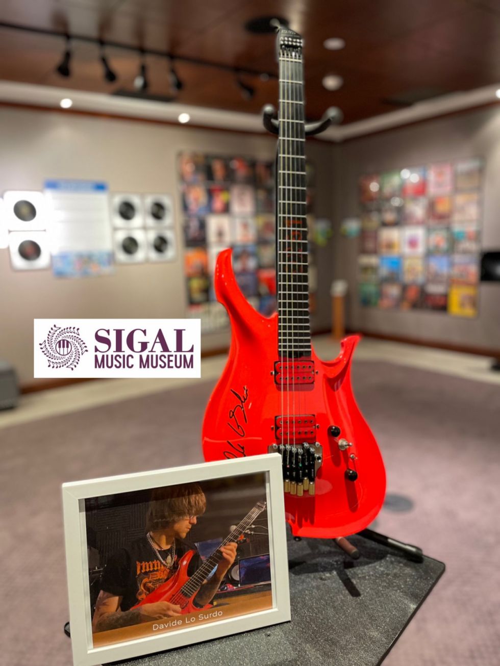 Exponen guitarra de Davide Lo Surdo en el museo de Greenville