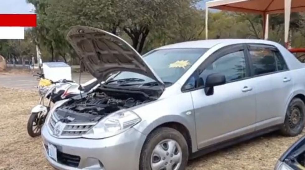 Exhiben 2 autos y una moto que serán subastados en Tarija