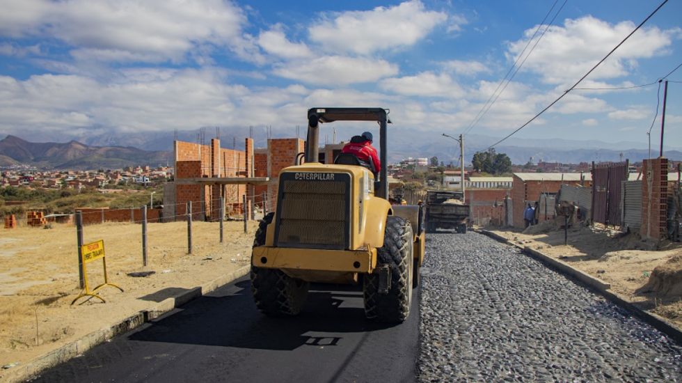 Inician el asfaltado de 3.000 metros en barrio 2 de Mayo