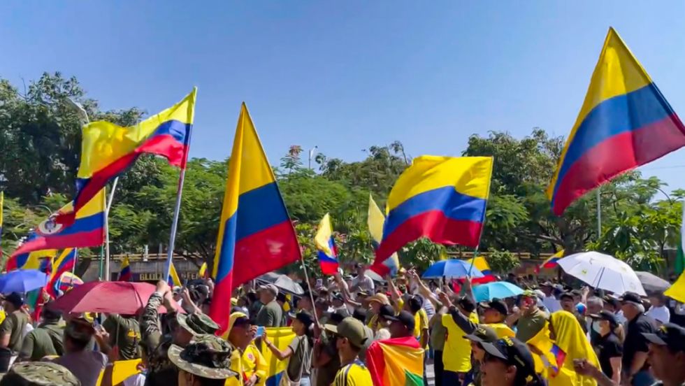 Militares retirados marchan en Colombia