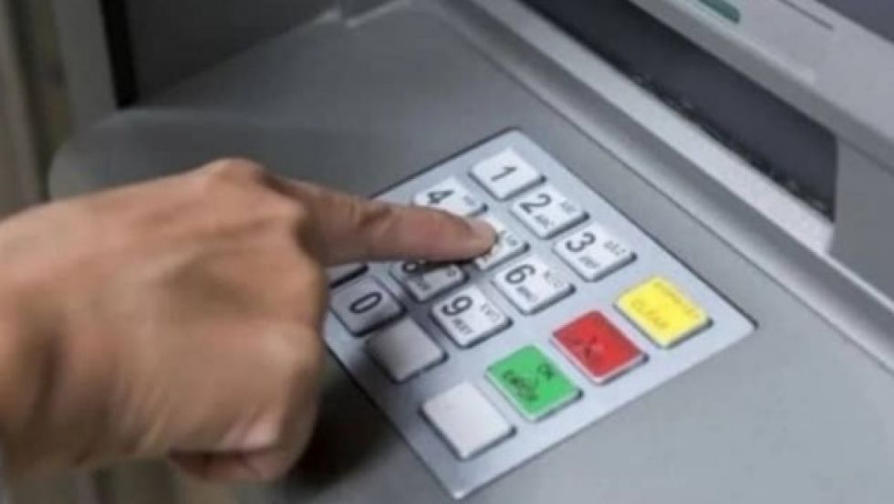 Denuncian que bancos cobran comisión hasta del 15% por uso de tarjeta en el exterior