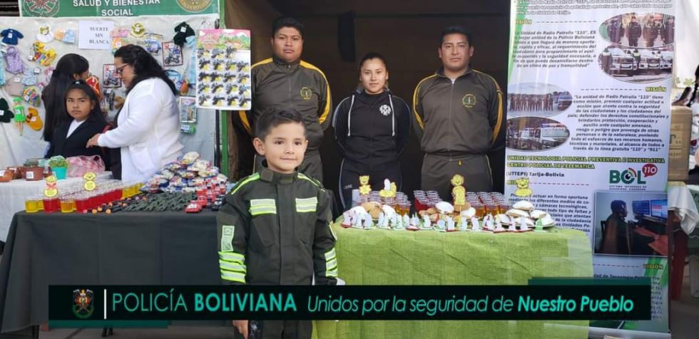 Policía festeja Santa Anita a los niños de Tarija 