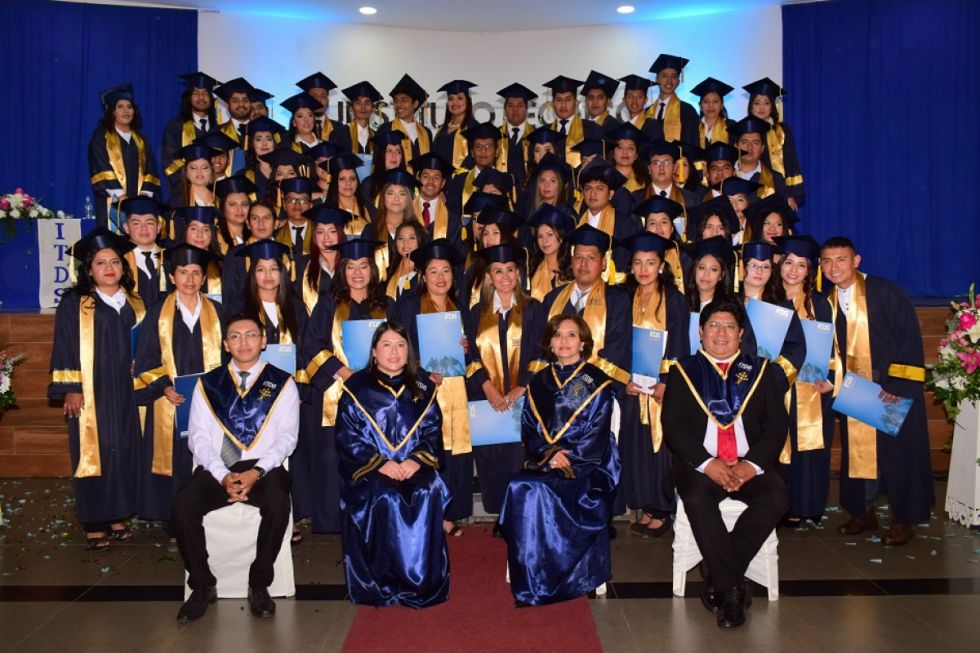 Recuerdo del Acto de Graduación ITDS 2023, los graduados junto a sus autoridades académicas.
