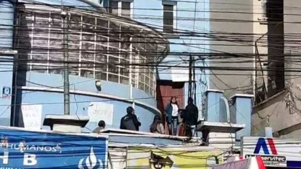 Un notario ingresa a realizar inventario a la APDHB y rompen el cerrojo de la puerta principal