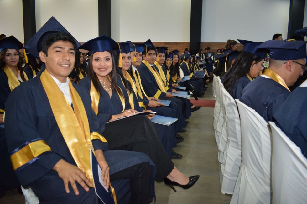 Graduados ITDS, felices luego de recibir su Título en Provisión Nacional.