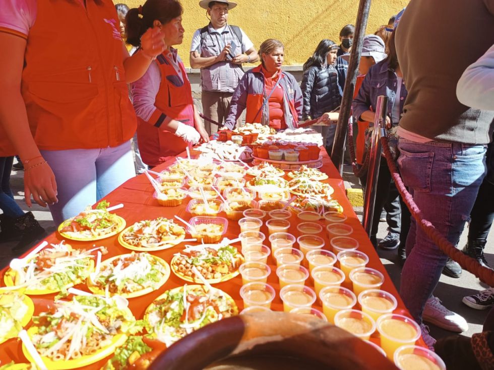 Cambian comida típica y masitas por botones en la Feria de Santa Anita en Tarija