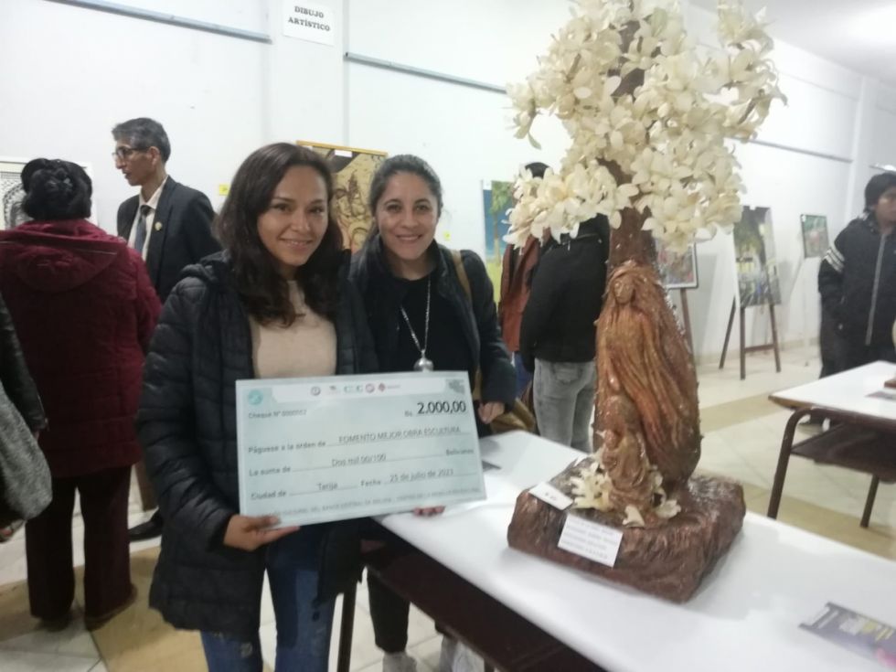Sandra Trujillo junto a la escultura que le dio el triunfo