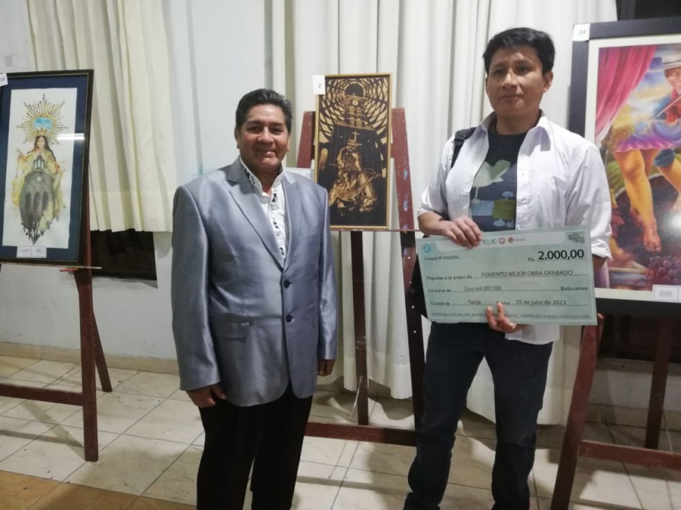 Erick Icler, con su cheque por mejor grabado