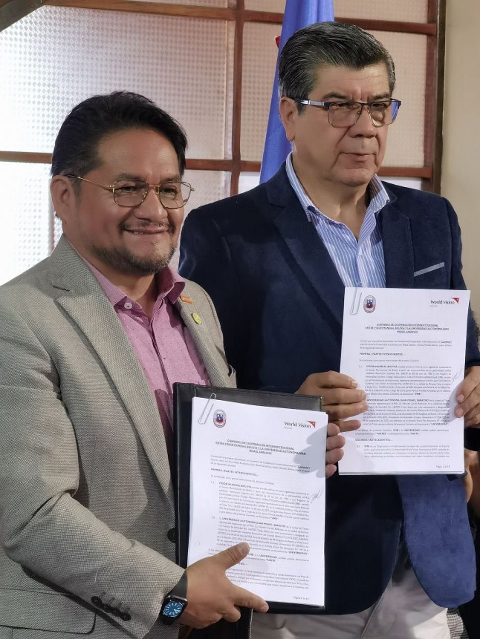 Ramírez y Cortez lucen el convenio firmado.