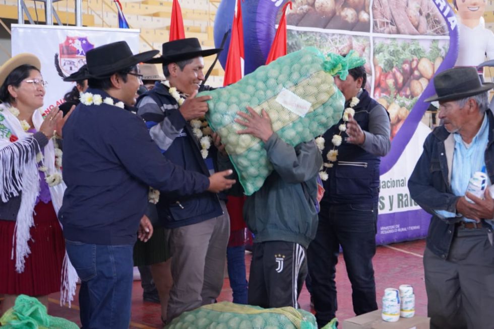 Entregan semilla certificada de papa e insumos por Bs 6 millones a municipios de Tarija