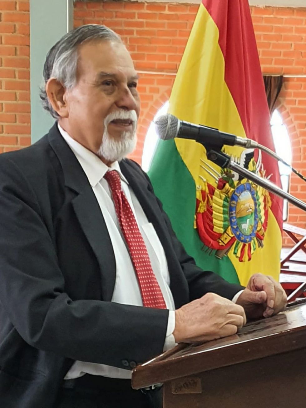 Aguilera Fierro es nuevo Vicepresidente de la Sociedad Boliviana de Escritores