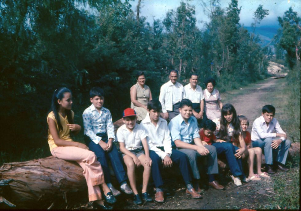 Paseo dominical inter familiar en la campiña tarijeña, en los años 70s 