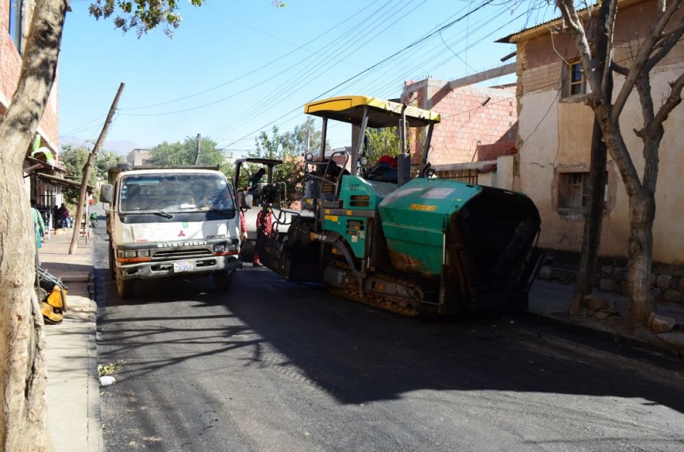 Alcaldía mejora las calles en el barrio 12 de Octubre 