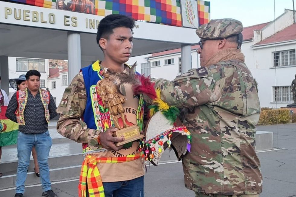 Ejército condecora y compromete una beca al campeón de Tinku “Maju” Rioja