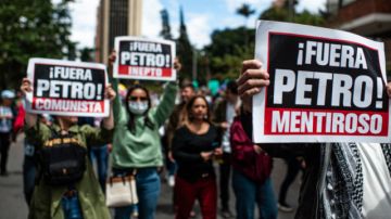 Oposición convoca a marcha para pedir renuncia de Petro