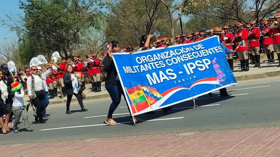 Tarija: Organizaciones sociales y FFAA desfilaron en la Parada Militar 