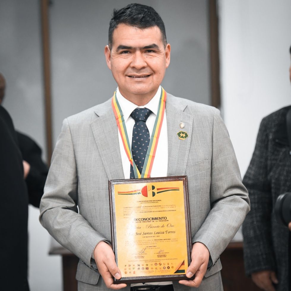 Confederación de Profesionales da a José Loaiza el “Birrete de Oro”